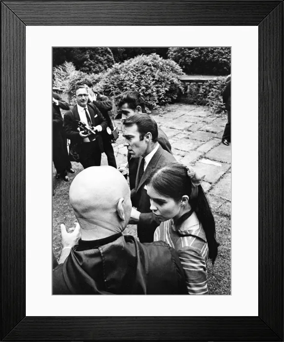 Framed Print : Actress Vivienne Ventura talks to Yul Brynner (left), accompanied by footballers Jimmy Framed Print : Actress Vivienne Ventura talks to Yul Brynner (left), accompanied by footballers Jimmy