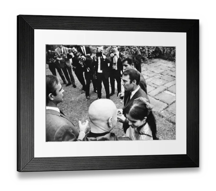 Framed Print : England footballers Peter Bonetti and Jimmy Greaves talks to actors Sean Connery Framed Print : England footballers Peter Bonetti and Jimmy Greaves talks to actors Sean Connery