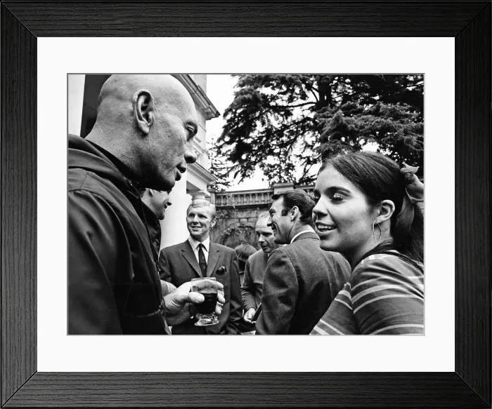 Framed Print : Actress Vivienne Ventura talks to Yul Brynner (left) with footballers Jimmy Greaves
