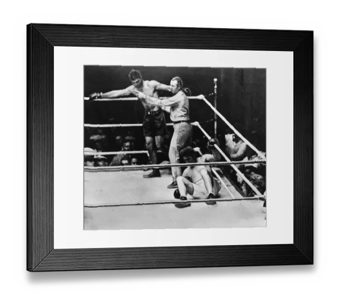 Framed Print : Jack Dempsey (on ropes) v Gene Tunney, World Heavyweight Championship