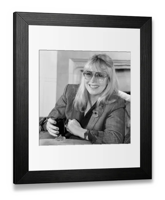 Framed Print : Cynthia Lennon, poses for photographs, 10th November 1984 Framed Print : Cynthia Lennon, poses for photographs, 10th November 1984