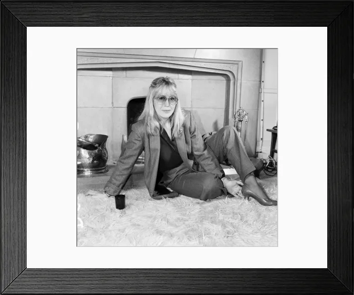 Framed Print : Cynthia Lennon, poses for photographs, 10th November 1984 Framed Print : Cynthia Lennon, poses for photographs, 10th November 1984