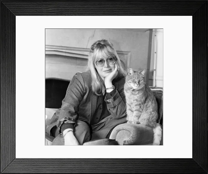 Framed Print : Cynthia Lennon, poses for photographs, 10th November 1984 Framed Print : Cynthia Lennon, poses for photographs, 10th November 1984