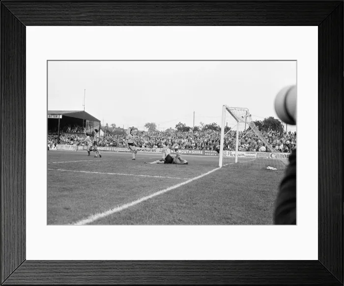 Framed Print : Newport 0-2 Reading, Division Three league match at Rodney Parade Framed Print : Newport 0-2 Reading, Division Three league match at Rodney Parade