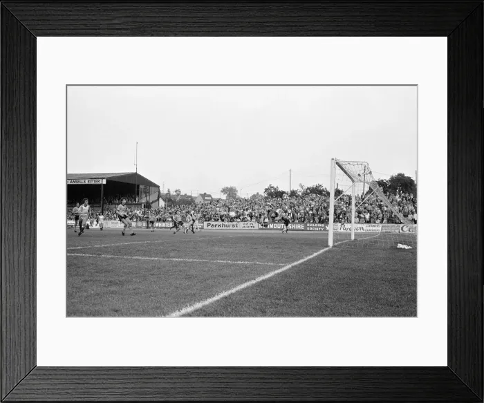 Framed Print : Newport 0-2 Reading, Division Three league match at Rodney Parade Framed Print : Newport 0-2 Reading, Division Three league match at Rodney Parade