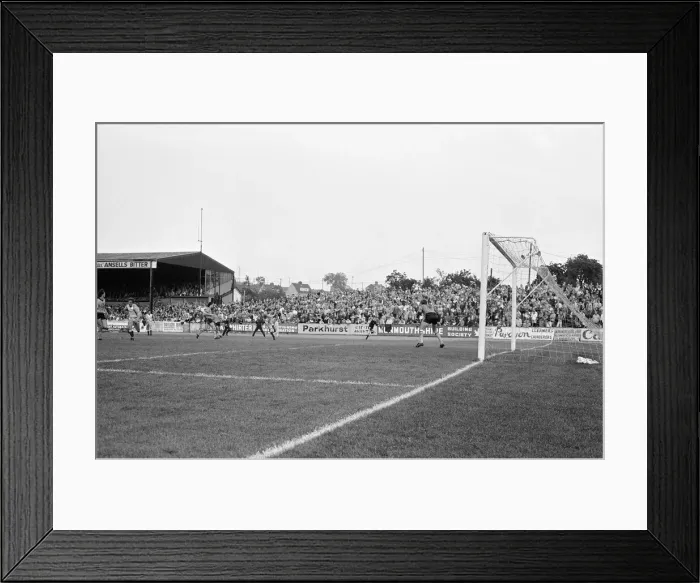 Framed Print : Newport 0-2 Reading, Division Three league match at Rodney Parade Framed Print : Newport 0-2 Reading, Division Three league match at Rodney Parade