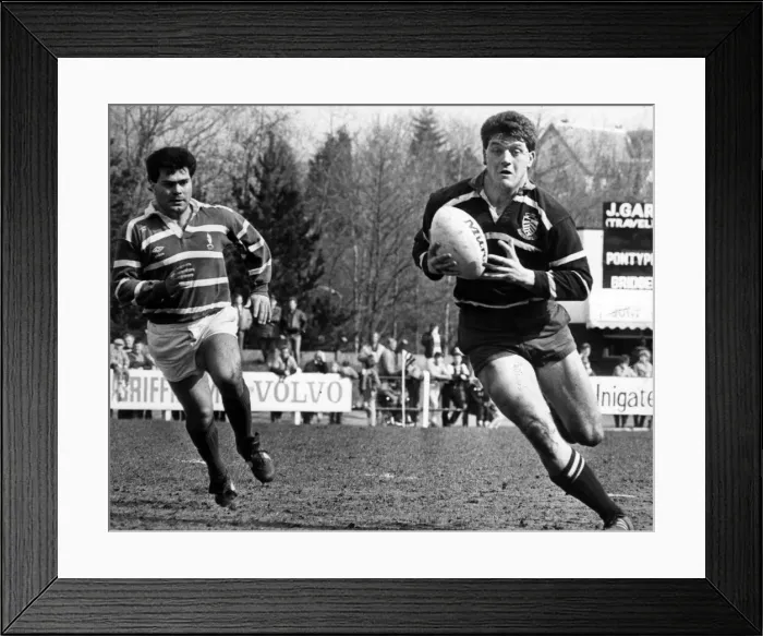 Framed Print : Ceri Jones, Pontypridd RFU Player, makes te running as Aled Williams, moves in Framed Print : Ceri Jones, Pontypridd RFU Player, makes te running as Aled Williams, moves in