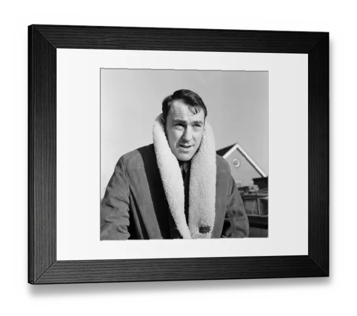 Framed Print : Tottenham and England footballer Jimmy Greaves wraps up against the cold on his way for a Framed Print : Tottenham and England footballer Jimmy Greaves wraps up against the cold on his way for a