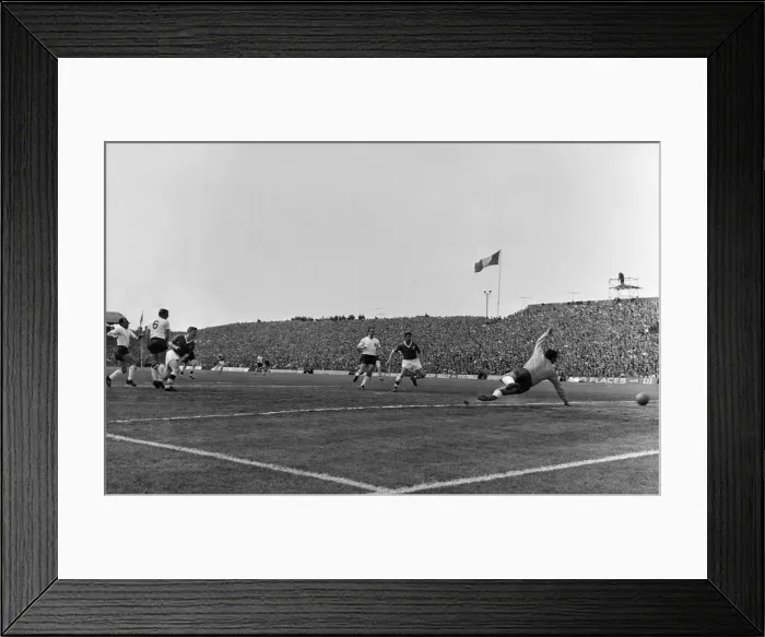 Framed Print : Republic of Ireland v England international match at Dalymount Park, Dublin Framed Print : Republic of Ireland v England international match at Dalymount Park, Dublin