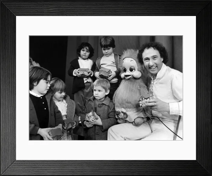 Framed Print : Keith Harris, ventriloquist and dummy, Orville the Duck Framed Print : Keith Harris, ventriloquist and dummy, Orville the Duck