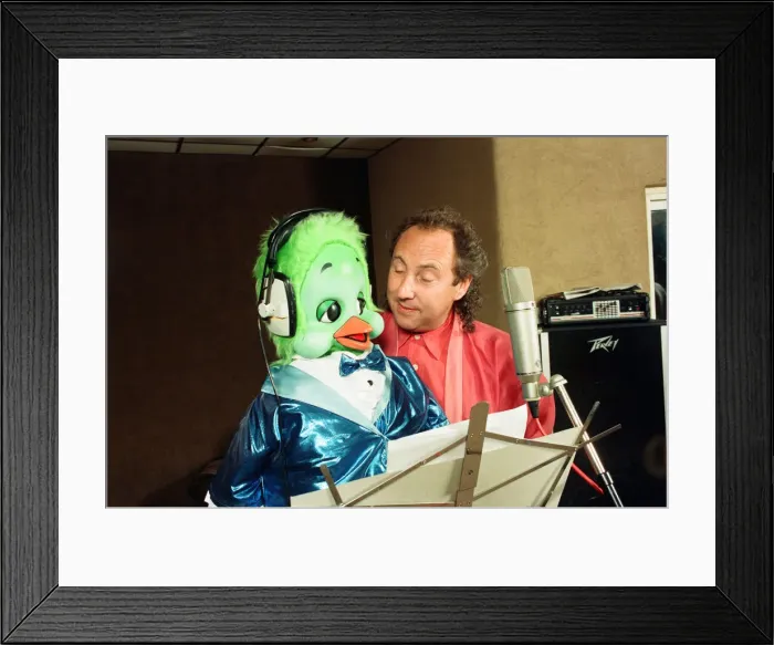 Framed Print : Keith Harris and Orville recording the Roy Castle record. 31st August 1994 Framed Print : Keith Harris and Orville recording the Roy Castle record. 31st August 1994