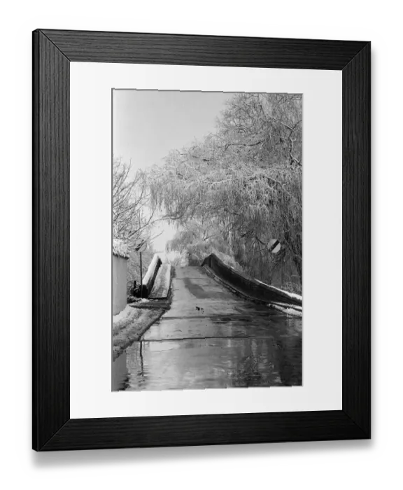 Framed Print : Snow scenes at Sonning, Berkshire. December 1981