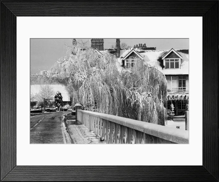 Framed Print : Snow scenes at Sonning, Berkshire. December 1981 Framed Print : Snow scenes at Sonning, Berkshire. December 1981