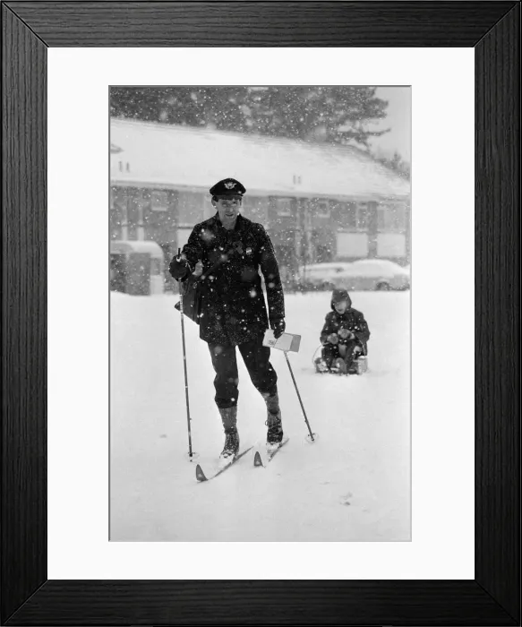 Framed Print : A postman on skis in the snow, Reading, Berkshire. January 1982 Framed Print : A postman on skis in the snow, Reading, Berkshire. January 1982