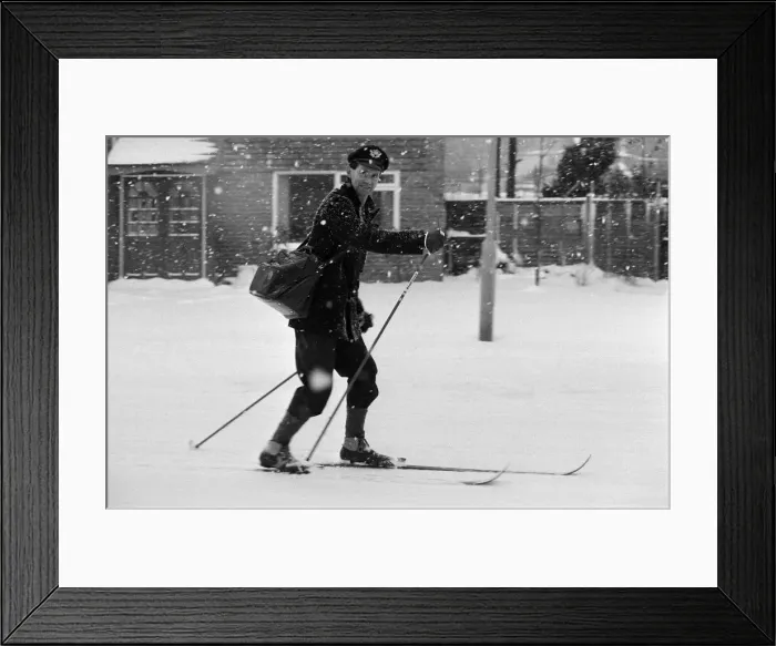 Framed Print : A postman on skis in the snow, Reading, Berkshire. January 1982 Framed Print : A postman on skis in the snow, Reading, Berkshire. January 1982