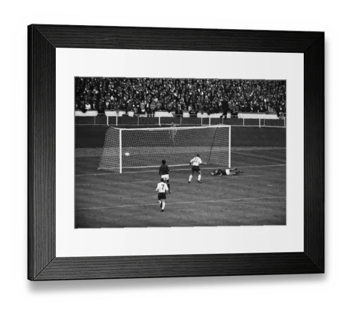 Framed Print : 1966 World Cup Semi Final at Wembley Stadium. England 2 v Portugal 1