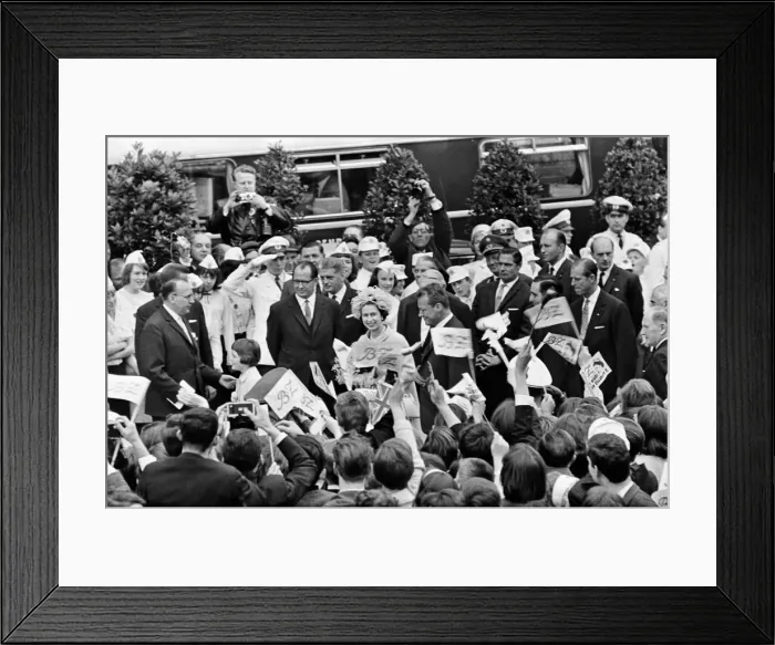 Framed Print : Queen Elizabeth II, during her visit to Germany. The Queen receives a warm welcome in Framed Print : Queen Elizabeth II, during her visit to Germany. The Queen receives a warm welcome in