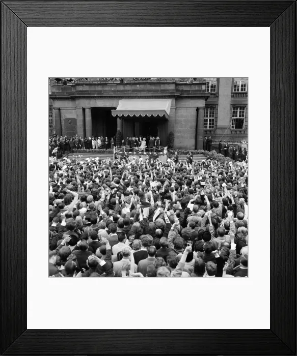 Framed Print : Queen Elizabeth II, during her visit to Germany. The Queen receives a warm welcome in Framed Print : Queen Elizabeth II, during her visit to Germany. The Queen receives a warm welcome in