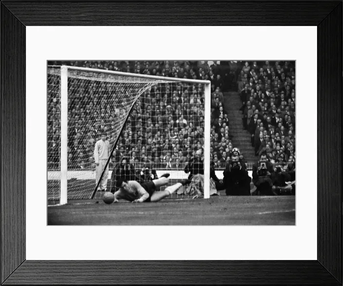 Framed Print : Home International Championship match at Wembley Stadium. England 2 v Scotland 2