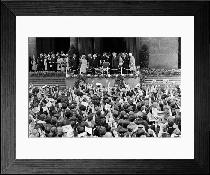 Framed Print : Queen Elizabeth II, during her visit to Germany. The Queen receives a warm welcome in Framed Print : Queen Elizabeth II, during her visit to Germany. The Queen receives a warm welcome in