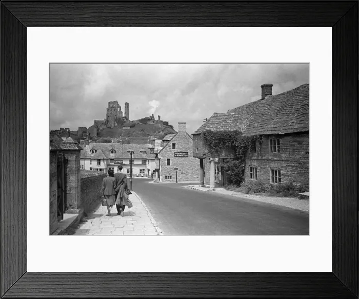 Framed Print : A couple walk towards Corfe Castle in Dorset, July 1947 Framed Print : A couple walk towards Corfe Castle in Dorset, July 1947