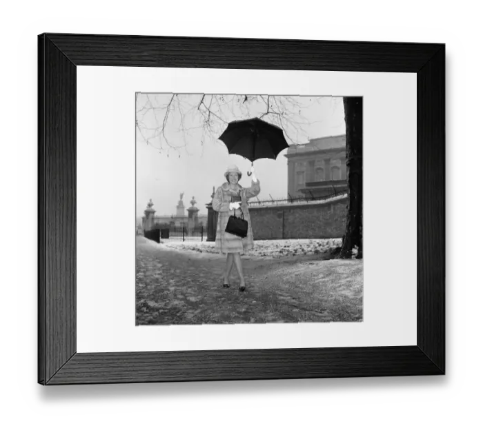 Framed Print : Investitures at Buckingham Palace. Vera Lynn leaves carrying her O. B. E Framed Print : Investitures at Buckingham Palace. Vera Lynn leaves carrying her O. B. E