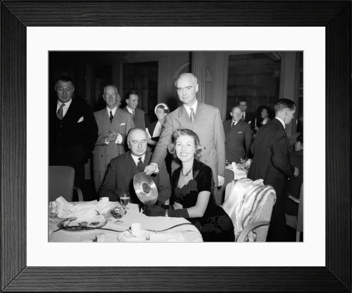 Framed Print : Vera Lynn tops the US hit parade. 17th July 1952 Framed Print : Vera Lynn tops the US hit parade. 17th July 1952