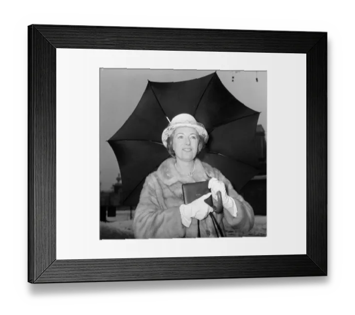 Framed Print : Investitures at Buckingham Palace. Vera Lynn leaves carrying her O. B. E Framed Print : Investitures at Buckingham Palace. Vera Lynn leaves carrying her O. B. E