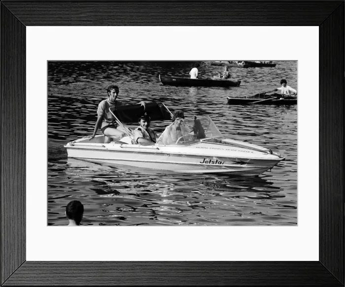 Framed Print : The coolest PC in Londons 86 degree heatwave, patrolling his beat on the Serpentine Framed Print : The coolest PC in Londons 86 degree heatwave, patrolling his beat on the Serpentine