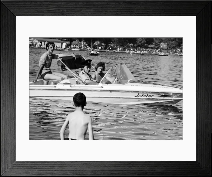 Framed Print : The coolest PC in Londons 86 degree heatwave, patrolling his beat on the Serpentine