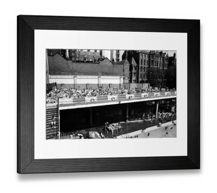 Framed Print : People enjoying the hot weather at the Oasis outdoor swimming pool Lido, London
