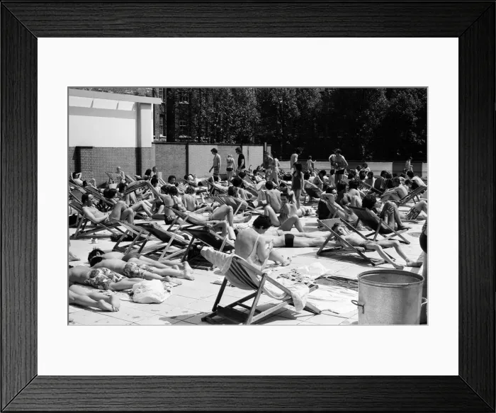 Framed Print : People enjoying the hot weather at the Oasis outdoor swimming pool Lido, London