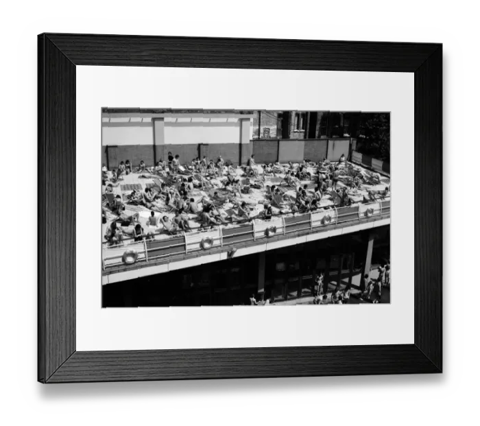Framed Print : People enjoying the hot weather at the Oasis outdoor swimming pool Lido, London