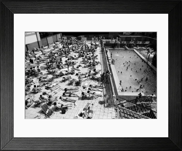 Framed Print : People enjoying the hot weather at the Oasis outdoor swimming pool Lido, London
