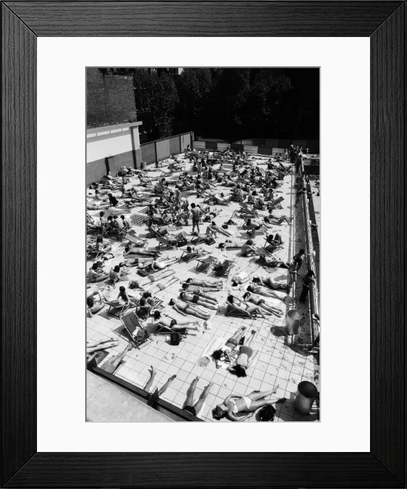 Framed Print : People enjoying the hot weather at the Oasis outdoor swimming pool Lido, London