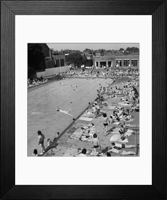Framed Print : Crowds of sunbathers at the Twickenham outdoor swimming pool, London. 7th June 1975 Framed Print : Crowds of sunbathers at the Twickenham outdoor swimming pool, London. 7th June 1975