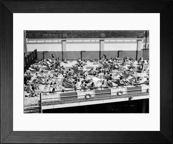 Framed Print : People enjoying the hot weather at the Oasis outdoor swimming pool Lido, London Framed Print : People enjoying the hot weather at the Oasis outdoor swimming pool Lido, London