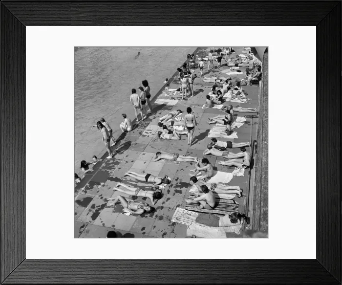 Framed Print : Crowds of sunbathers at the Twickenham outdoor swimming pool. London, 7th June 1975 Framed Print : Crowds of sunbathers at the Twickenham outdoor swimming pool. London, 7th June 1975