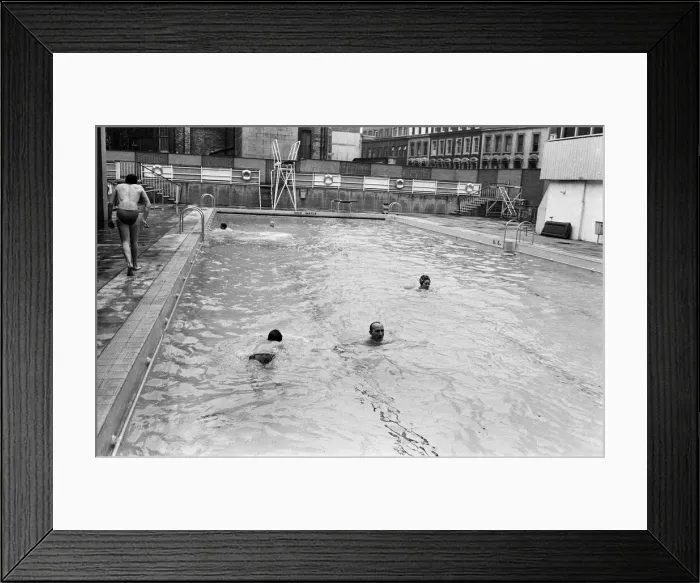 Framed Print : The opening the Oasis outdoor swimming pool in Holborn for the summer season Framed Print : The opening the Oasis outdoor swimming pool in Holborn for the summer season