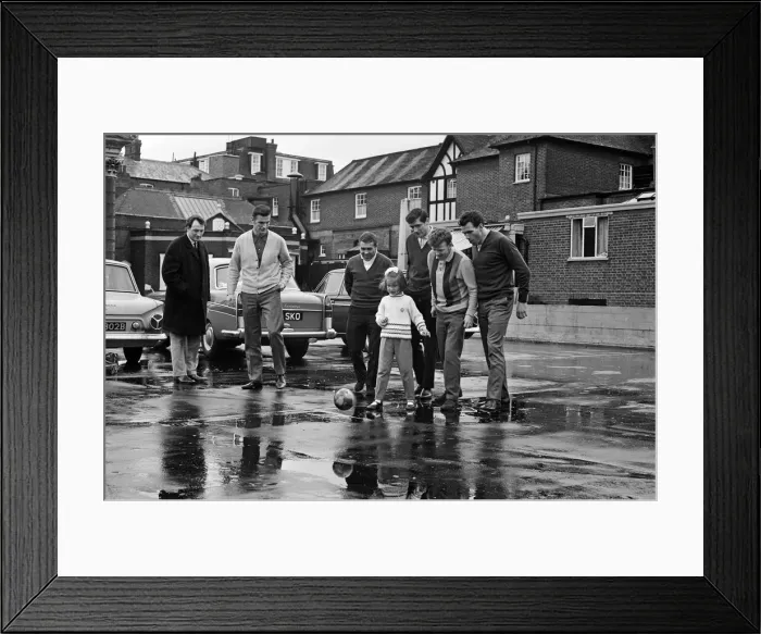 Framed Print : Leeds United footballer Norman Hunter at Hendon during an England training session