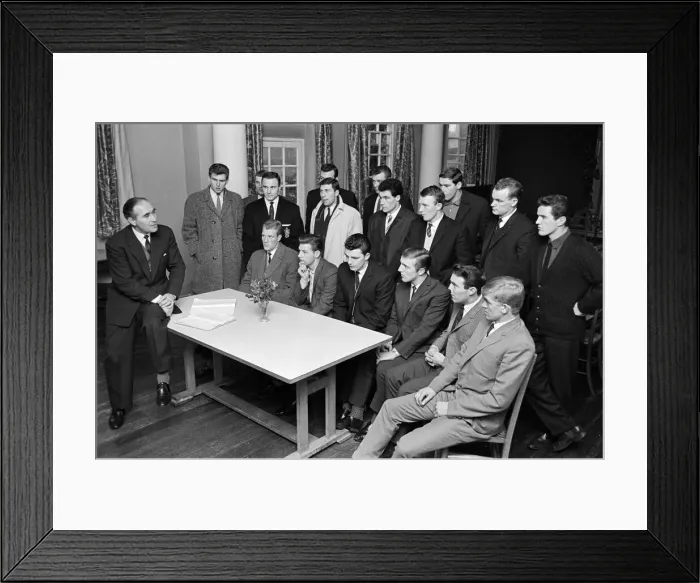 Framed Print : England manager Alf Ramsey talking to his team during a get together with players Framed Print : England manager Alf Ramsey talking to his team during a get together with players
