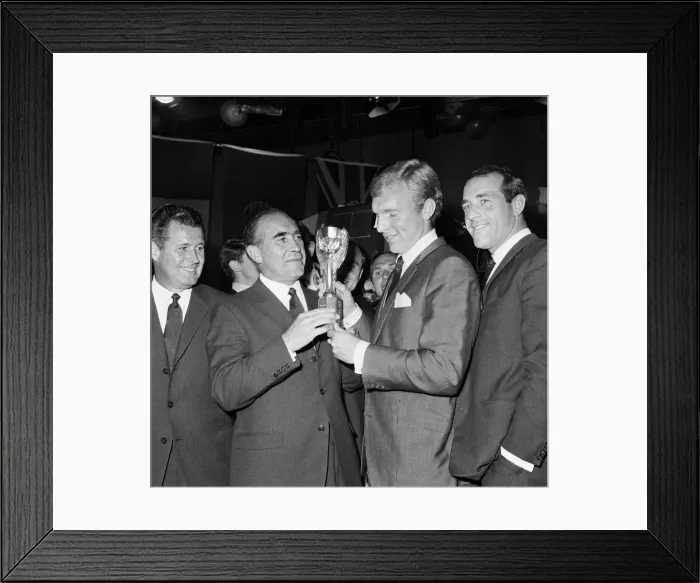 Framed Print : England manager Alf ramsey and captain Bobby Moore proudly hold the Jules Rimet Framed Print : England manager Alf ramsey and captain Bobby Moore proudly hold the Jules Rimet
