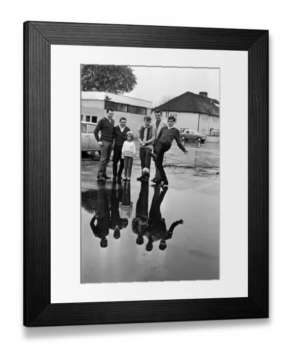 Framed Print : Leeds United footballer Norman Hunter at Hendon for an England training session Framed Print : Leeds United footballer Norman Hunter at Hendon for an England training session