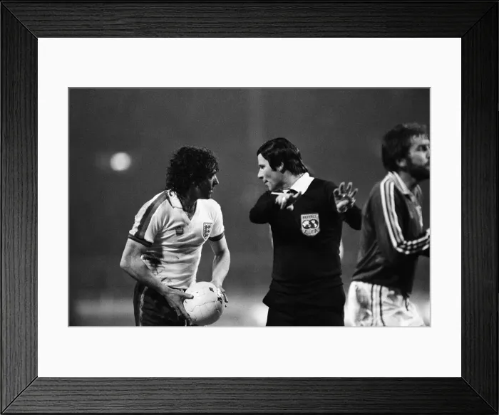 Framed Print : Kevin Keegan talks to the referee during England v Republic of Ireland Framed Print : Kevin Keegan talks to the referee during England v Republic of Ireland