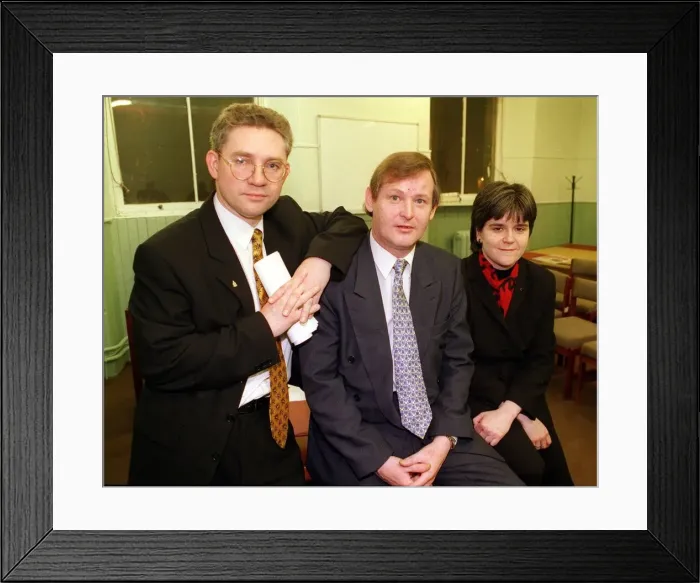 Framed Print : COUNCILLOR ARCHIE SIMPSON (CENTRE) December 1998 WHO HAS DEFECTED FROM LABOUR TO Framed Print : COUNCILLOR ARCHIE SIMPSON (CENTRE) December 1998 WHO HAS DEFECTED FROM LABOUR TO