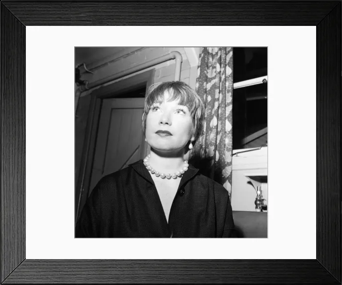 Framed Print : Shirley MacLaine, pictured at London Heathrow Airport, 21st August 1960