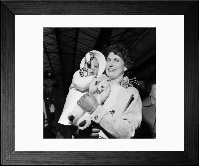 Framed Print : Family of Aston Villa Team, arrive in London for FA Cup Final v Manchester United Framed Print : Family of Aston Villa Team, arrive in London for FA Cup Final v Manchester United