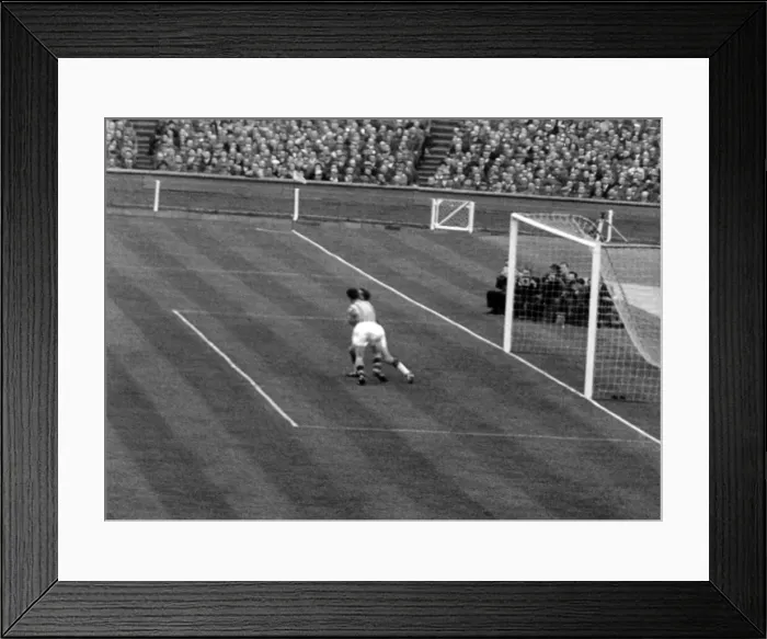 Framed Print : Aston Villa 2-1 Manchester United, FA Cup Final 1957, Wembley Stadium