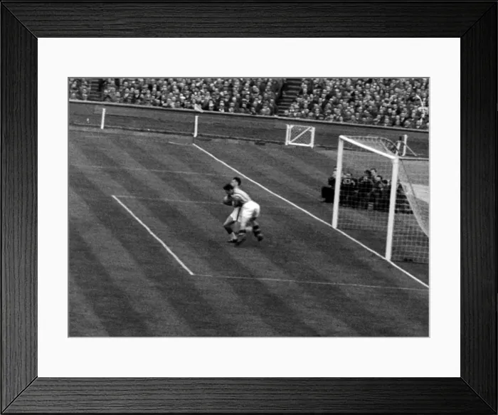 Framed Print : Aston Villa 2-1 Manchester United, FA Cup Final 1957, Wembley Stadium Framed Print : Aston Villa 2-1 Manchester United, FA Cup Final 1957, Wembley Stadium