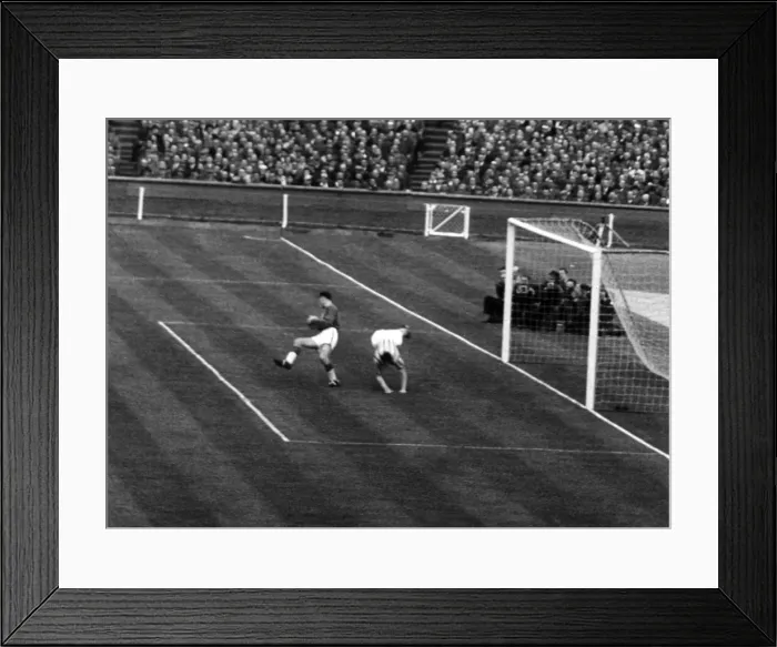 Framed Print : Aston Villa 2-1 Manchester United, FA Cup Final 1957, Wembley Stadium Framed Print : Aston Villa 2-1 Manchester United, FA Cup Final 1957, Wembley Stadium